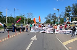 Jubilados del IPS de Tebicuary inician segunda semana con cierres de ruta.