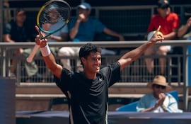 El tenista paraguayo Adolfo Daniel Vallejo durante el partido de Primera Ronda del ATP 250 de Chile Open en el San Carlos de Apoquindo, en Santiago, Chile.
