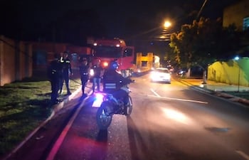 El cable suelto sobre la avenida Brasil impidió el tránsito de los camiones por varios minutos.