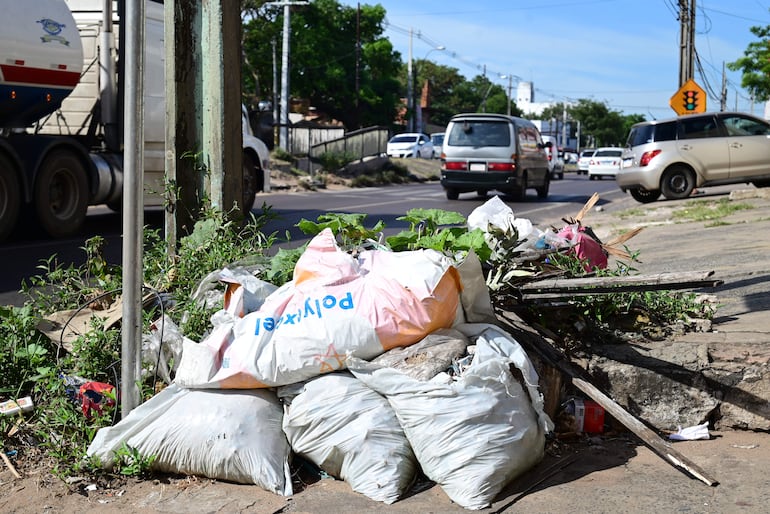 Luis Bello se ufanó esta semana, de haber limpiado la zona de 4 Mojones, pero por falta de recolección sistemática de la basura, los desechos se acumulan en las esquinas.