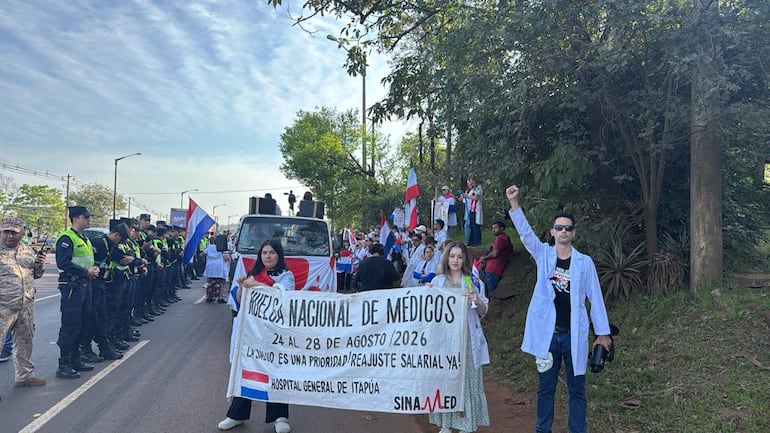 Médicos cuestionan que el objetivo del despliegue policial busca ocultar el conflicto ante la mirada de los visitantes extranjeros que llegaron por el Rally. Foto: Lilian Acosta/ABC TV.