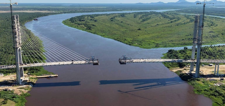 Vista aérea del puente atirantado sobre el rìo Paraguay