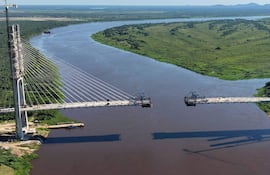 Vista aérea del puente atirantado sobre el rìo Paraguay
