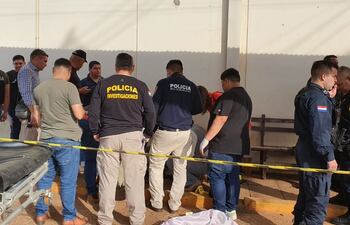 Los policías rodean el cuerpo abatido, tras el enfrentamiento.