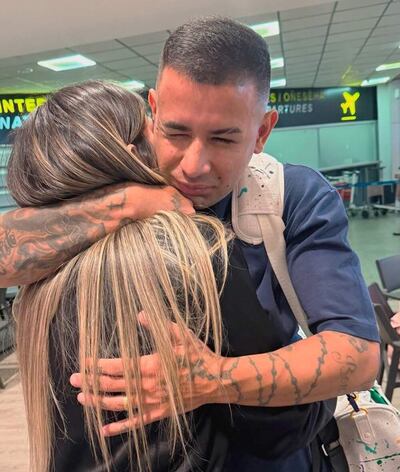 Derlis González, el abrazo con su hermana Male, antes de su viaje a Brasil.