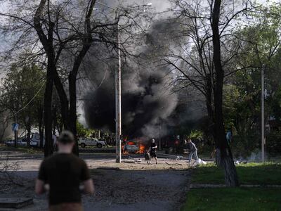 Vehículos en llamas tras un ataque ruso con drones sobre Kramatorsk, en la región ucraniana de Donetsk, el pasado 5 de mayo.
