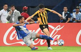 El mediocampista venezolano de Emelec, Samuel Sosa (L), y el defensa de Guaraní, Alexis Cantero, luchan por el balón durante el partido de vuelta de la fase de grupos de la Copa Sudamericana entre Emelec de Ecuador y Guaraní de Paraguay en el estadio George Capwell en Guayaquil, Ecuador, el 7 de junio de 2023.