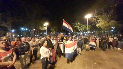 Ciudadanos de distintos barrios de Pilar reclamaron al Ministerio de Obras Públicas y Comunicaciones (MOPC) y al Consorcio Sanitario Ñeembucú la presentación inmediata del proyecto definitivo de la fase B de la defensa costera.