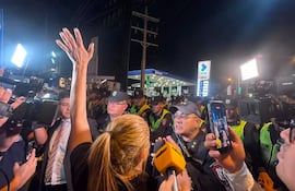 Médicos marchan en Asunción mientras la policía les impide avanzar hacia la residencia del ex presidente Horacio Cartes.