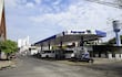 Estación de servicio Petropar frente a un cielo nublado, con autobús y vehículo personal en la entrada.