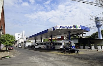 Estación de servicio Petropar frente a un cielo nublado, con autobús y vehículo personal en la entrada.