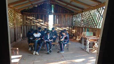 Un ganadero de la zona, junto con los padres, construyó una cocina-comedor, pero tras finalizar su aporte, la precaria edificación se convirtió en aula improvisada para un curso.