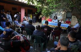 El viceministro de Política Criminal Rodrigo Nicora, en reunión con agentes penitenciarios. (gentileza).