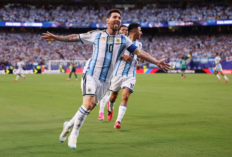 Lionel Messi celebra su primer gol durante el partido entre Argentina y Argelia.