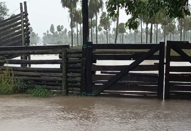 Establecimiento ganadero inundado tras las lluvias, zona de Fuerte Olimpo.