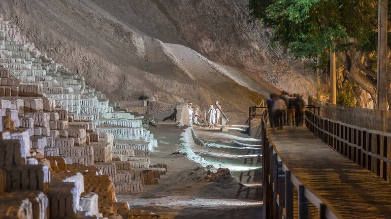 Pirámide de la noche de Huaca Pucllana, ruinas de construcción pre-inca en Lima, Perú.