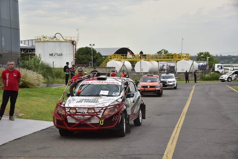 Los autos y las tripulaciones realizan las verificaciones técnica, administrativa y seguridad del Rally del Chaco 2026 en Hangares P.A.S., en Luque, Paraguay.