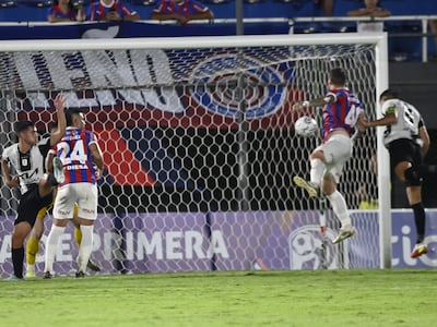 Momento exacto en el que el defensor de Tacuary, Marcos Cáceres, conecta de cabeza  anota el tanto con el que el Buque venció 1-0 a Cerro porteño. Fernando Fernández es quien no llega al anticipo.