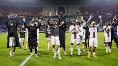 Jugadores de Lyon celebran el triunfo y el liderato en Europa.