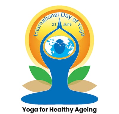 Logotipo del Día Internacional del Yoga con figura estilizada en postura de yoga y globo terráqueo, rodeado de hojas verdes y soles amarillos.