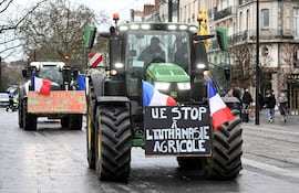 Agricultores en tractores protestan contra el acuerdo Mercosur-Unión Europea, ayer miércoles en Nantes, Francia.