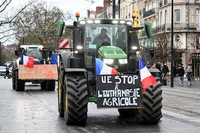 Agricultores en tractores protestan contra el acuerdo Mercosur-Unión Europea, ayer miércoles en Nantes, Francia.