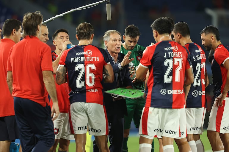 El entrenador de Cerro Porteño Ariel Holan (c) habla con los jugadores este martes, en un partido de la fase de grupos de la Copa Libertadores entre Cerro Porteño y Junior en el estadio La Nueva Olla en Asunción (Paraguay).