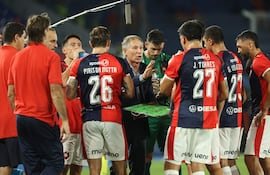 El entrenador de Cerro Porteño Ariel Holan (c) habla con los jugadores, en un partido de la fase de grupos de la Copa Libertadores entre Cerro Porteño y Junior en el estadio La Nueva Olla en Asunción (Paraguay).
