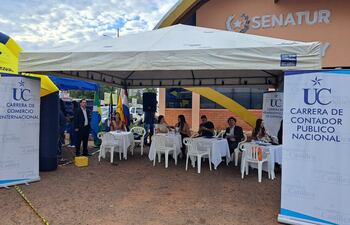 Alumnos y docentes de dos universidades llevaron a cabo la jornada de asesoramiento.