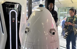 El robot K5 durante una conferencia de prensa en Times Square, Nueva York (EE.UU.). El enorme robot policía al que las autoridades de Nueva York encomendaron patrullar la concurrida estación de metro de Times Square ha recibido la jubilación anticipada en apenas tres meses, y con más críticas que resultados.
