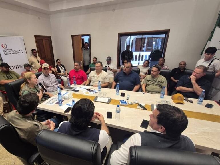 La ministra de Salud responde a las inquietudes del presidente de la Junta Departamental Sergio Cuellar (remera oscura), sobre la necesidad de contar con médicos especialistas.