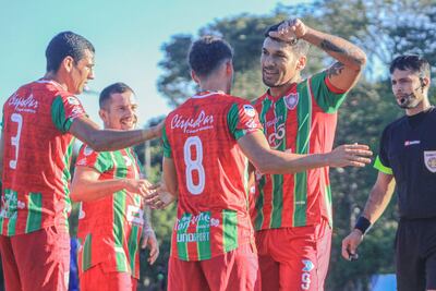 El goleador Víctor Geremías Velazco celebra su tanto con Hugo Jacquet (8) y Claudio Figueredo (3). Foto: APF