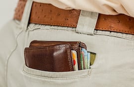 El padre/madre también puede presentarse voluntariamente a hacer un ofrecimiento de prestación alimentaria. Puede ofrecer pagar el colegio, el seguro médico, etc.