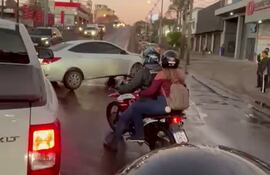 El automóvil quedó incrustado a la baranda del viaducto de la avenida República Argentina y Eusebio Ayala.