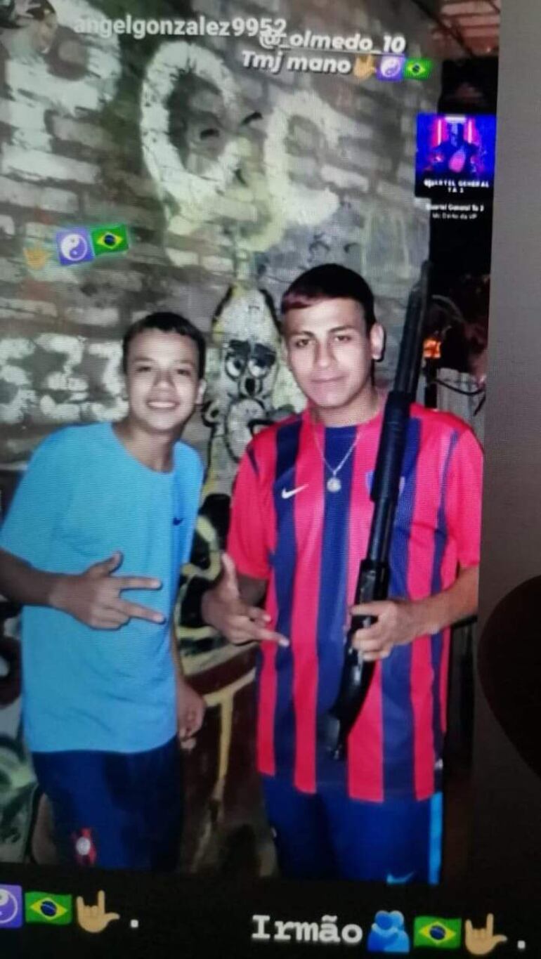 Los dos sospechosos con la escopeta robada se muestran así en las redes sociales.