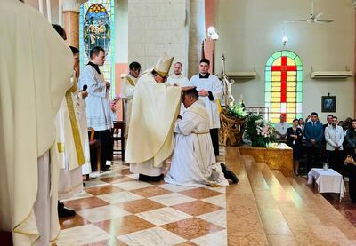El obispo auxiliar emérito de la Diócesis de la Santísima Encarnación, monseñor Claudio Silvero Acosta (SCI), tuvo a su cargo el rito de imposición de manos, signo central de la ordenación sacerdotal del diácono Fredy Orlando Vázquez Villalba.