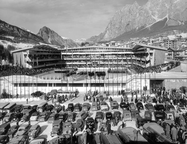 1956, ceremonia de apertura de los Juegos Olímpicos de Invierno. Stadio Olímpico del Ghiaccio (en español, estadio olímpico de hielo), Cortina d'Ampezzo en los Alpes Dolomitas, región del Véneto, Italia.