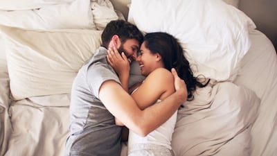 Pareja en la cama.