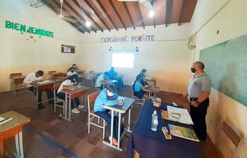 Alumnos del colegio nacional Marcial Ramírez, cuando el martes iniciaban las clases presenciales del periodo 2021.