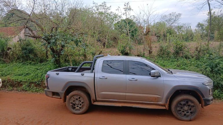 Cuatro encapuchados asaltan una vivienda en Paso Yobái y abandonan camioneta tras operativo policial.