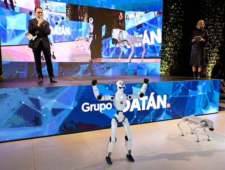 José Flecha presentó un robot humanoide y otro en forma de perro con los que trabajan en el área de robótica e inteligencia artificial.