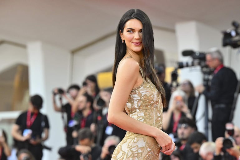 ¡Hermosa! La modelo Kendall Jenner llegando al estreno de 'Wild Horse Nine' en el 83º Festival Internacional de Cine de Venecia. (EFE/ETTORE FERRARI)
