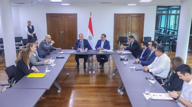 Los ministros Tadeo Rojas y Carlos Fernández (Economía), se reunieron días atrás con representantes de proveedoras, por millonaria deuda del Gobierno con Hambre Cero.