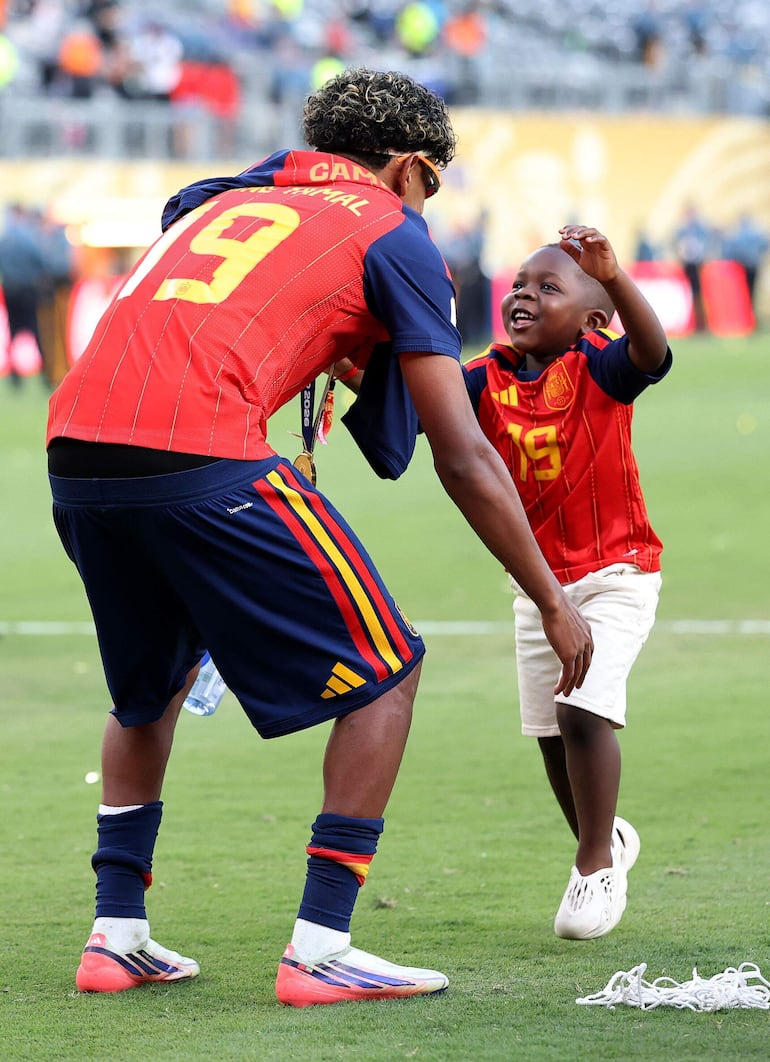 Keyne a punto de abrazarse con su hermano Lamine Yamal, número 19 de España. (Justin Setterfield/Getty Images/AFP)