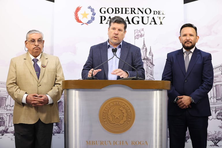 De izquierda a derecha el ministro de Salud de Paraguay, Isaías Fretes; el jefe de Gabinete Civil del Gobierno de Paraguay, Javier Giménez, y el presidente del Instituto de Previsión Social de Paraguay, Derlis León.