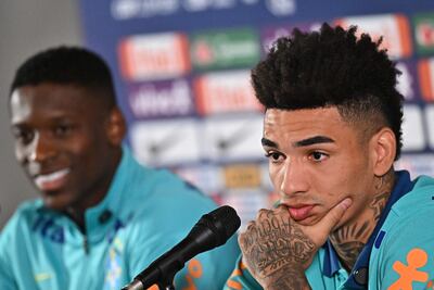 AME6827. BRASILIA (BRASIL), 13/10/2024.- Igor Jesus (d) y Luiz Henrique de Brasil participan en una rueda de prensa antes de un entrenamiento este domingo, en Brasilia (Brasil). Igor Jesus y Luiz Henrique, la dupla atacante del Botafogo que convirtió los dos goles para obtener la victoria de la selección brasileña contra Chile, afirmaron que el equipo de Dorival Júnior "está enfocado" porque el partido del próximo martes contra Perú es "difícil", pero confían en el equipo. EFE/Andre Borges
