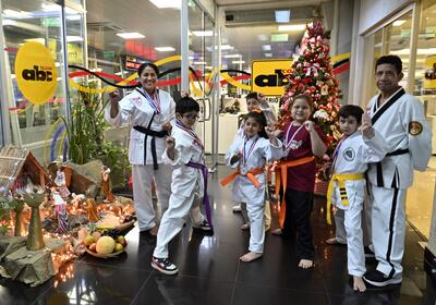 Los profesores Lourdes Bareiro y Jorge Ñamandú, junto a alumnos campeones de Harmony.
