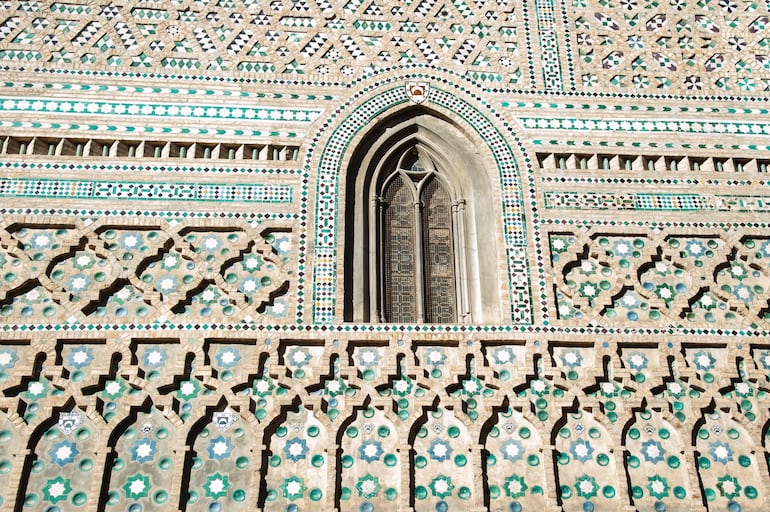 Detalle en mosaico y arte mudéjar, paredes exteriores de la Catedral de San Salvador, edificio histórico, patrimonio cultural religioso en Zaragoza, España.