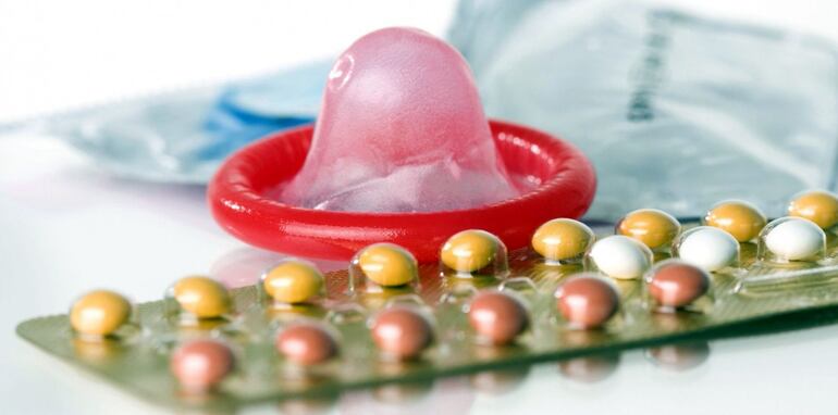 Una tableta de anticonceptivos y un preservativo.