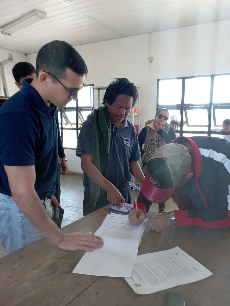 El director de la escuela indigena, al momento de certificar que no se hicieron las obras dentro de su escuela.